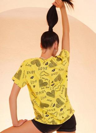 Желтая принтованная футболка из хлопкового трикотажа4 фото