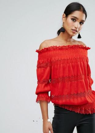 Шикарна червона блуза на плечі