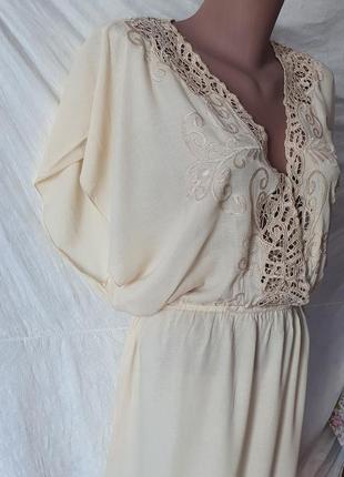Шикарна сукня накидка з вишивкою пісочного кольору дуже жіночна10 фото