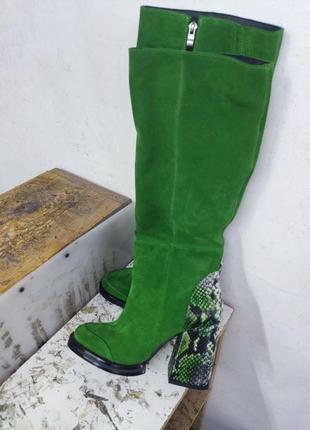 Жіночі замшеві чоботи комбіновані з релігійною шкірою рептилій у зеленому кольорі на високому молоці