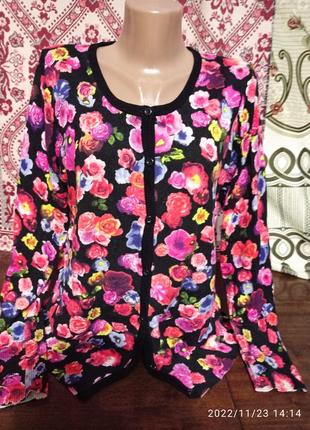 Дуже яскрава жіноча кофтинка на гудзиках