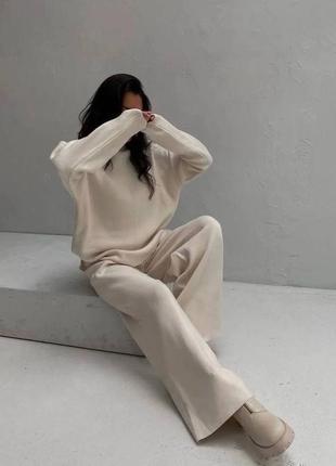 Теплий жіночий світло-бежевий молочний білий костюм