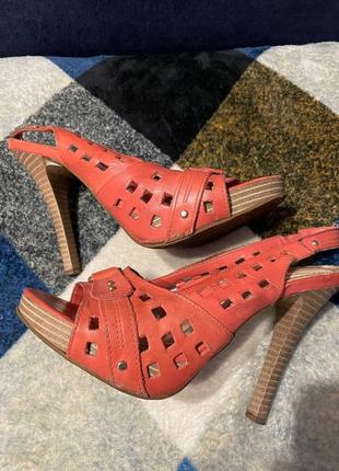 Босоніжки на підборах