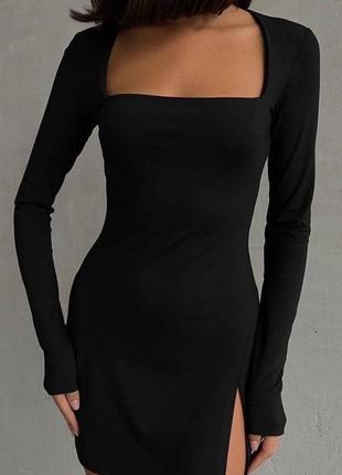 Ідеальна базова чорна сукня з розрізом з довгим рукавом з фігурним декольте міні коротка плаття по фігурі