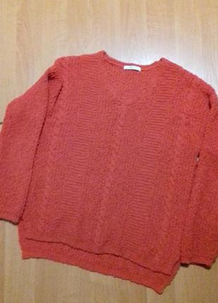 Яскравий помаранчевий пуловер оверсайз з букльованої нитки.