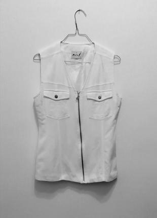 Біла приталена жилетка