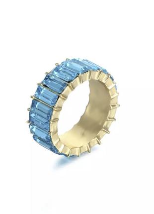 Масивне жіноче кільце з яскравими сяючими блакитними камінцями золотистого кольору