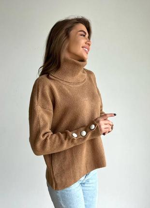 Жіночий вільний светр з коміром горлишком капучино карамель мокко бежевий3 фото