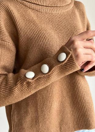 Жіночий вільний светр з коміром горлишком капучино карамель мокко бежевий7 фото