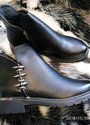 Осенние деми ботинки с шипами