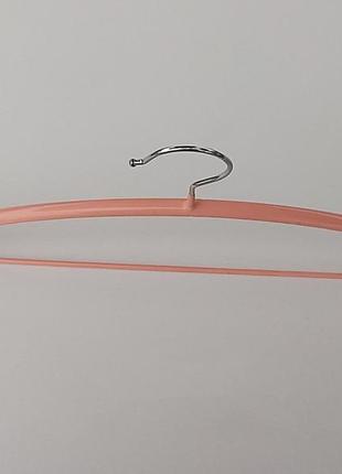Плечики вешалки тремпеля металлический в силиконовом покрытии розового  цвета, длина 42  см3 фото