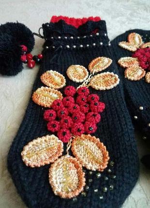 Теплые зимние вязанные дизайнерские варежки