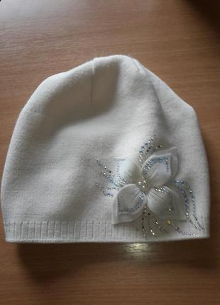 Шапка с цветком и стразами leks