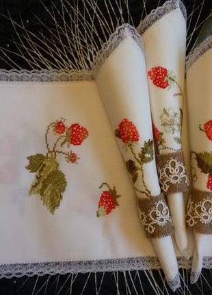 Серветка вишита ручна робота. набір серветок «полуниця» з кільцями