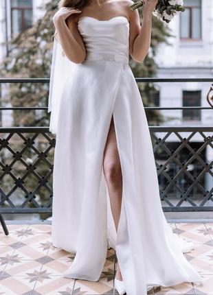 Весільна сукня з корсетом