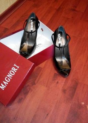 Туфлі натуральна шкіра. лак