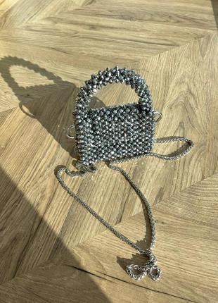 Трендовая сумочка из бусин ручная работа хендмейд шикарная серебряная серебристая мини сумка прекрасный подарок девушке2 фото
