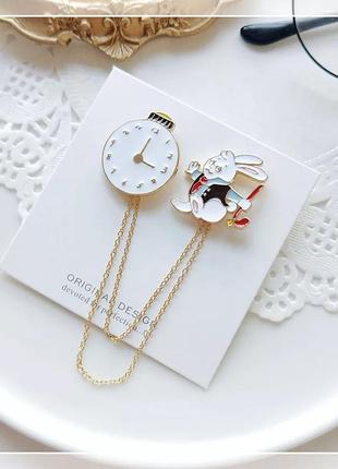 Значок / пін / брошка подвійний заєць з аліса в країні чудес з годинником на золотистому ланцюжку