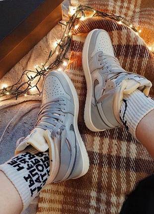 Кросівки жіночі