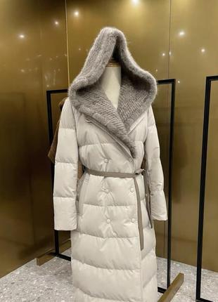 Пуховик maxmara   норковым капюшоном.