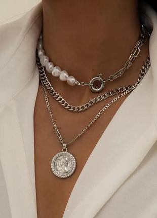 Потрійний ланцюжок з імітацією перлин та підвіскою сріблястого кольору