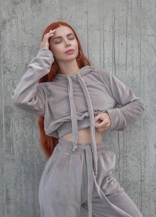Велюровий жіночий спортивний костюм