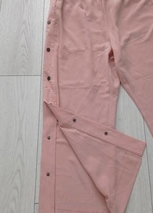 Ніжно рожеві штани на закльопках бренда monki2 фото