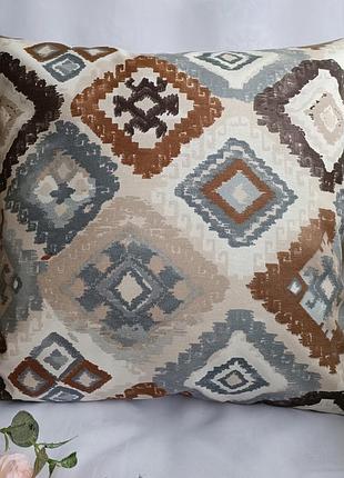 Декоративная  наволочка 35*35 с  коричневими ромбами для декора