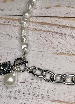 Ланцюжок сріблястого кольору з імітацією перлів та підвісками5 фото