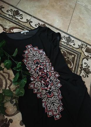 Платье черное с узором