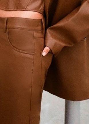 Карамельные прямые брюки из экокожи zara3 фото