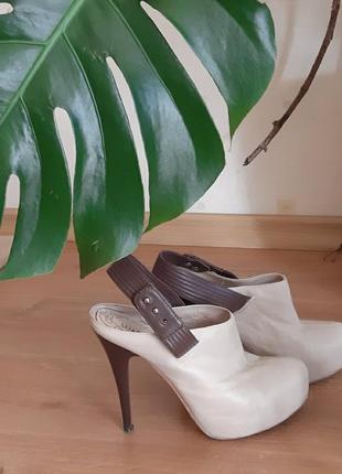 Шкіряні нюдові туфлі