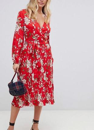 Червоне плаття в плісірований низ