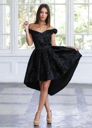 Вечірня коктейльна сукня чорного кольору з квітковим принтом від української дизайнерки наталії кравченко.