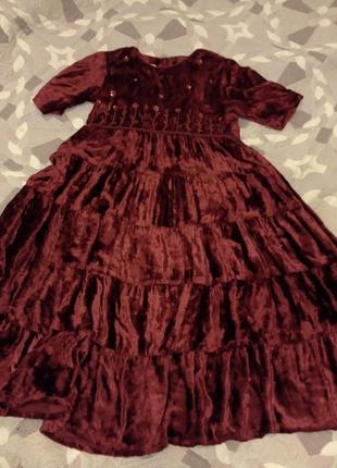 Красивенное велюровое платье расшито бисером на 8-9 лет