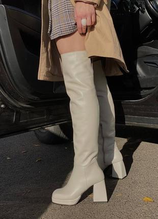 Жіночі шкіряні чоботи ботфорди натуральної шкіри світле білого кольору на танкетці з високим каблуком
