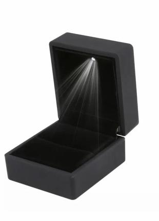 Чёрная коробочка для кольца с подсветкой1 фото