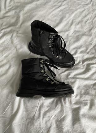 Чёрные тёплые ботинки на шнуровке