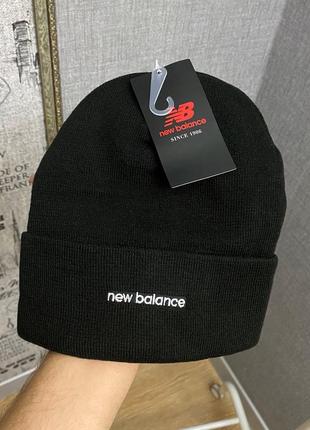 Черная шапка new balance