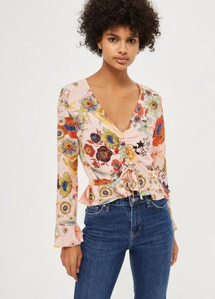 Красива романтична блуза з рюшами в квітковий принт
