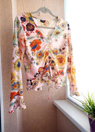 Красива романтична блуза з рюшами в квітковий принт4 фото