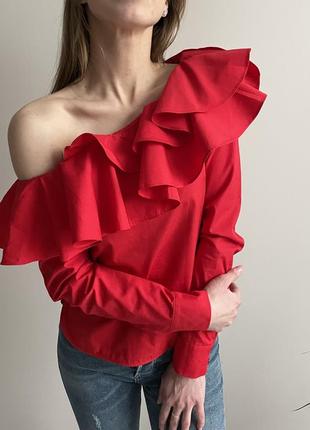 Красная блуза на одно плечо с воланами3 фото