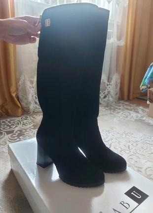 Продам замшеві зимні чоботи.