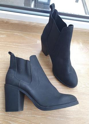 Стильні черевики челсі на підборах від бренду h&m, р.39 код b3906
