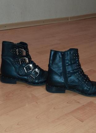 Шкіряні чорні черевики із заклепками 38 made in italy ovye8 фото
