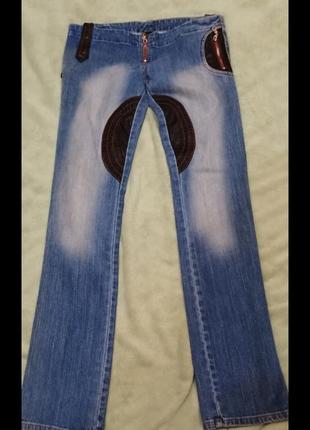 Стильные джинсы без пояса с кожаными вставками1 фото