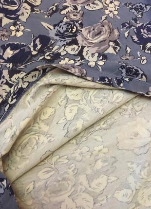 Трендовое короткое платье на девушку3 фото