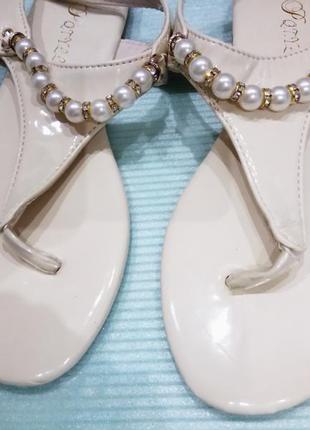 36р./23см.новые белые босоножки на низком каблуке и декоративной отделкой из бусин2 фото