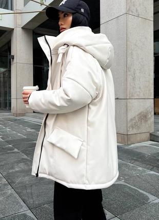 Біла жіноча зимова куртка з поясом з капішоном тепла шкіряна з кишенями силікон женская белая зимняя кожаная4 фото