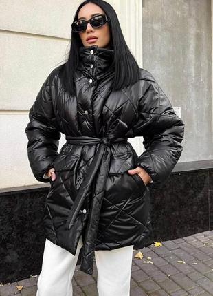 Жіноча чорна зимова тепла стьобана куртка з поясом з кишенями шкіряна однотонна подовжена силікон женская зимняя куртка черная1 фото
